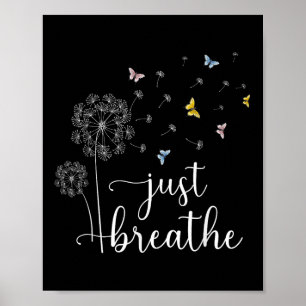 Atmen Sie einfach das T-Shirt Dandelion und Buterf Poster