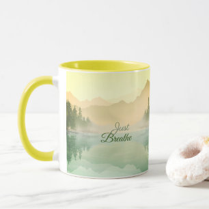 Atmen Sie einfach den Bergwald Gold Green Tasse
