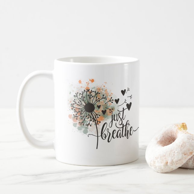 Atmen Sie einfach den Kronleuchter mit Herz Yoga E Kaffeetasse (Mit Donut)