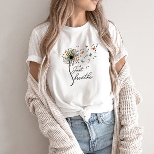 Atmen Sie einfach die Blume und den Schmetterling T-Shirt