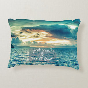 Atmen Sie einfach ein und vertrauen Sie Gott Glaub Dekokissen