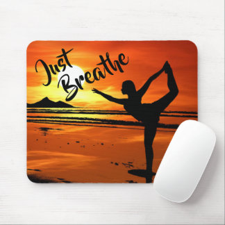 Atmen Sie einfach friedliche Yoga-Pose auf Strand Mousepad