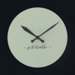 Atmen Sie einfach grüne, elegante Skriptyoga Runde Wanduhr<br><div class="desc">Moderne Yogasuhr mit elegantem,  schlauer grünem Hintergrund und elegantem,  schwarzen Schrift mit dem Zitat "Atmen".</div>