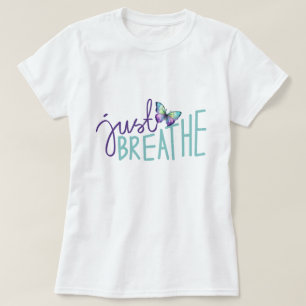 Atmen Sie einfach mit Lila Schmetterling T-Shirt