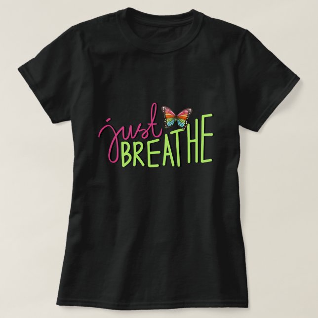 Atmen Sie einfach mit Rainbow Butterfly aus T-Shirt (Design vorne)