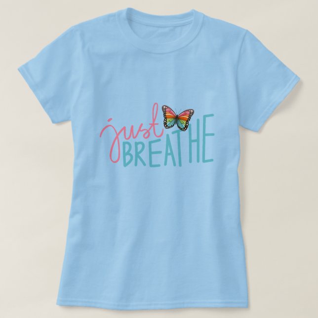 Atmen Sie einfach mit Rainbow Butterfly aus T-Shirt (Design vorne)