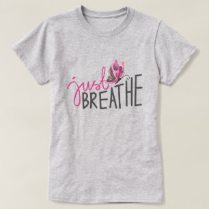 Atmen Sie einfach mit rosa und grauem Schmetterlin T-Shirt