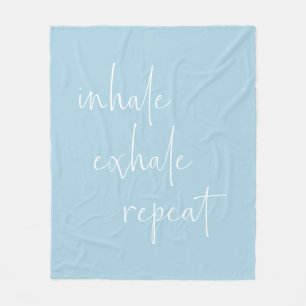 Atmen Sie Exhale Inspiration Zitat Minimalistisch Fleecedecke