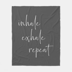 Atmen Sie Exhale Inspiration Zitat Minimalistisch  Fleecedecke