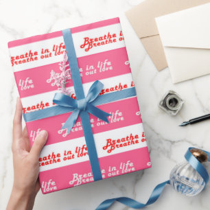 Atmen Sie in das Leben, atmen Sie die Liebe aus. Geschenkpapier