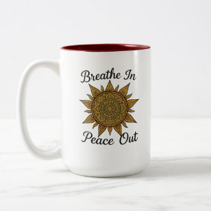Atmen Sie in Peace Out Mandala Sun Zweifarbige Tasse