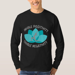 Atmen Sie Positivität Exhale Negativität Yoga Read T-Shirt
