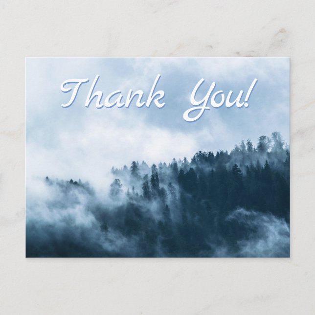 Atmosphärischer Nebel über einem Wald. Danke Postkarte (Vorderseite)