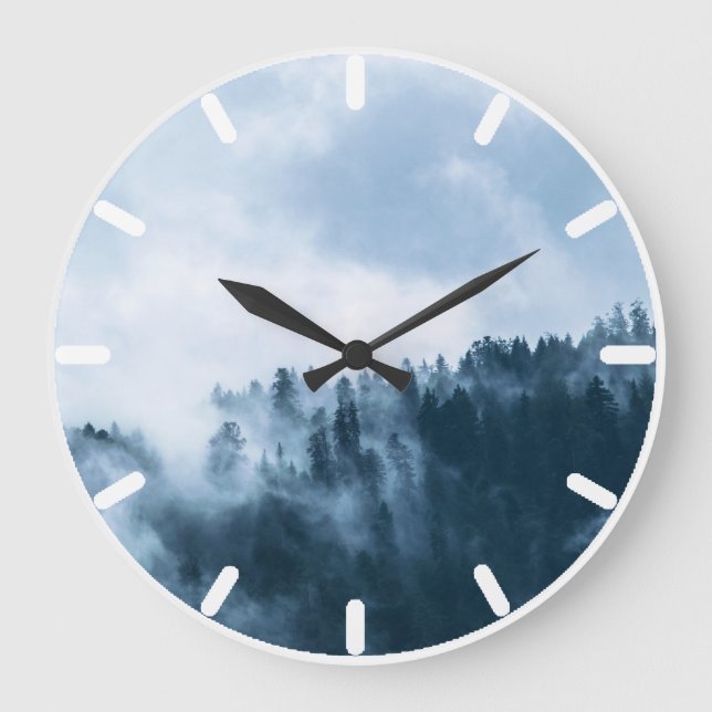 Atmosphärischer Nebel über einem Wald Große Wanduhr (Vorderseite)