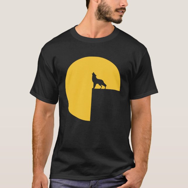 Atmospheric Wolf Howling at the Full Moon T-Shirt (Vorderseite)