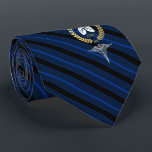 Atmungstherapeut-Gewohnheits-Marine des Krawatte<br><div class="desc">Eine Marine striped die personalisierte Krawatte, die zum Pulmonologist oder zum Atmungstherapeuten und mit Ihrer oder dem Monogramm Ihrer Geschenkempfängers innerhalb eines Imitatgoldfolie Wreath hergestellt wurde.</div>