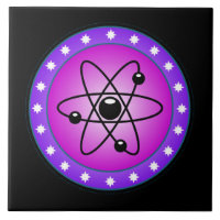 Atom Symbol auf rosa Hintergrund