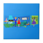 Atompalm Springs Cocktail Party Keramik Tile Fliese<br><div class="desc">Dieses Atomic Palm Springs Cocktail Party Keramik Tile ist kitschige Eleganz in seiner fantastischsten! Das minimalistische Design der 1960er Jahre besticht durch einen modernen Kamin aus Stein, der Mitte des Jahrhunderts in einem blauen Schatten steht und sich perfekt mit dem hellen Kobalt der Erholung des Wohnzimmers harmoniert. Durch die Glasschiebetüren...</div>