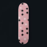 Atomrosa Sternexplosionen Skateboard Deck<br><div class="desc">Dieses Atomic Pink Sternexplosionen Skateboard Deck hat den ganzen modernen Spaß an der Küche Ihrer Großmutter, abzüglich des klebrigen Linoleums. Das kitschige Design ist mit einem rosa Hintergrund mit goldenen Falten und zufällig platzierten Sternexplosionen in schwarz und zwei Rosatönen gestaltet. Dieses Vintag inspirierte Muster ist Mod genug, um stylisch und...</div>