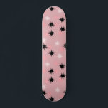 Atomrosa Sternexplosionen Skateboard Deck<br><div class="desc">Dieses Atomic Pink Sternexplosionen Skateboard Deck hat den ganzen modernen Spaß an der Küche Ihrer Großmutter, abzüglich des klebrigen Linoleums. Das kitschige Design ist mit einem rosa Hintergrund mit goldenen Falten und zufällig platzierten Sternexplosionen in schwarz und zwei Rosatönen gestaltet. Dieses Vintag inspirierte Muster ist Mod genug, um stylisch und...</div>