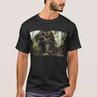 Attaking Säbelzahntiger T-Shirt