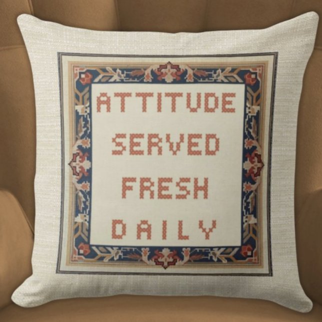 Attitude Serviert Fresh Daily Funny Funny Imitats  Kissen (Attitude Served Fresh Daily Funny Witty Faux Needlepoint Pillow Neutral Colors Beige Background)