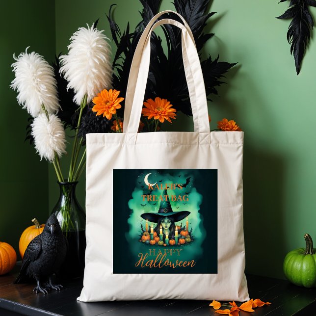 Attractive & Mystical Halloween Witch Conjures Enc Tragetasche (Attractive & Mystical Halloween Witch Conjures Enchanting Spells Amid Glowing Candles Tote Bags.)