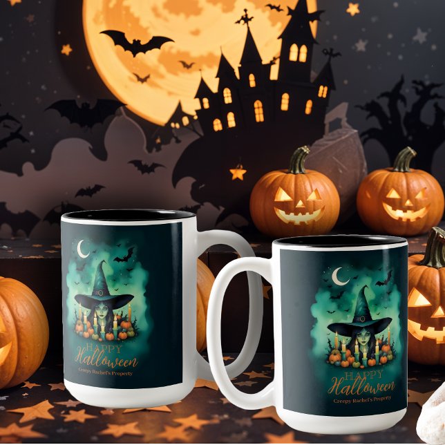 Attractive & Mystical Halloween Witch Conjures Zweifarbige Tasse (Attractive & Mystical Halloween Witch Conjures Enchanting Spells Amid Glowing Candles Mugs.)