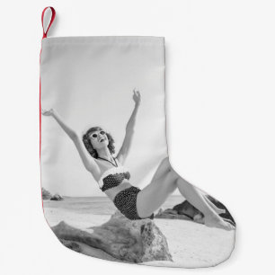 Attraktive junge Frau im Bikini am Strandvinta Kleiner Weihnachtsstrumpf
