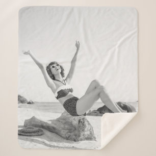 Attraktive junge Frau in Bikini am Strand Sherpadecke