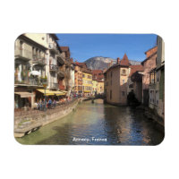 Attraktive Sicht auf den Fluss Annecy, Frankreich