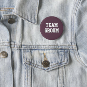 Aubergine Athletik-Buchstaben Team Bräutigam Button