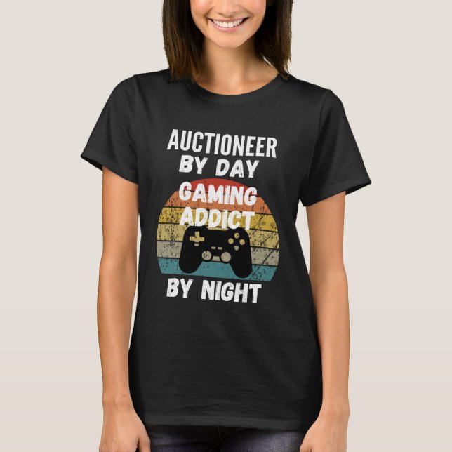 Auctioneer By Day Gaming Addict By Night T-Shirt (Vorderseite)