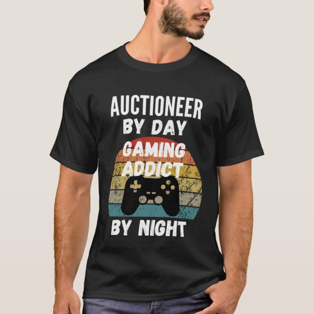 Auctioneer By Day Gaming Addict By Night T-Shirt (Vorderseite)