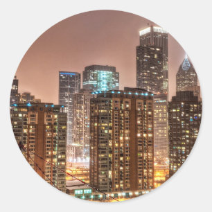 Auf dem Abend von Chicago fällt Schnee über die Sk Runder Aufkleber
