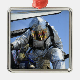 Auf dem Cockpit wird eine Rettungsübung durchgefüh Silbernes Ornament