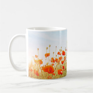 Auf dem Feld nahe Pappchen. Wilde Blume im Frühlin Kaffeetasse