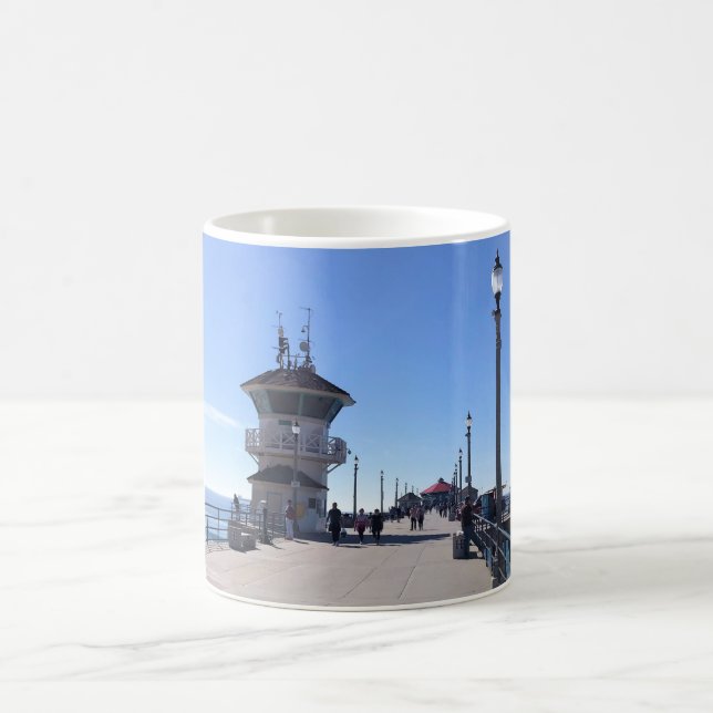 Auf dem Pier, Huntington Beach, Kalifornien Kaffeetasse (Mittel)