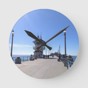 Auf dem Pier, Huntington Beach, Kalifornien Runde Wanduhr