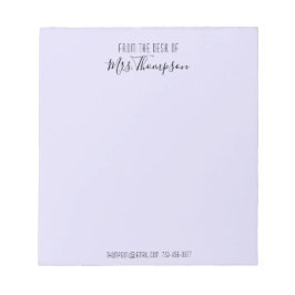 Auf dem Schreibtisch Lila, modernes Namensschild Notizblock