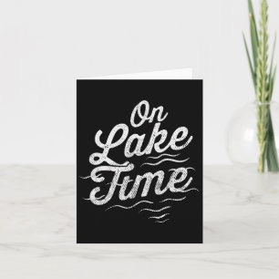 Auf dem See sonniges Sommerboot und Fischen für Karte