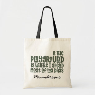 Auf dem Spielplatz Typografie moderne Lehrerin Ges Tragetasche