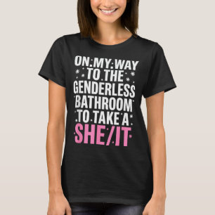 Auf dem Weg zur geschlechtsneutralen Toilette, um T-Shirt