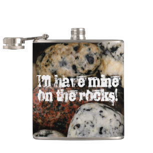 Auf den Felsen mit bunten Steinen Flachmann