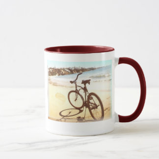 Auf den Strand gesetztes Fahrrad Tasse