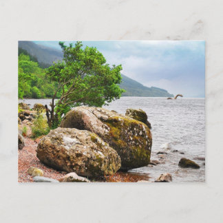 Auf den Ufern von Loch Ness mit dem Monster Postkarte
