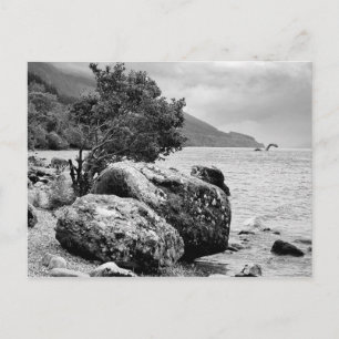 Auf den Ufern von Loch Ness mit dem Monster Postkarte