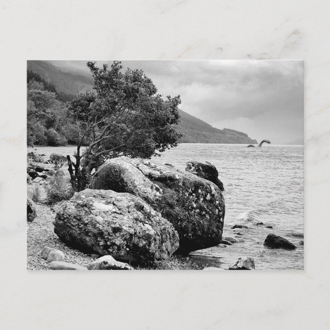 Auf den Ufern von Loch Ness mit dem Monster Postkarte (Vorderseite)