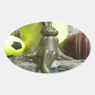 Auf der anderen Seite Pitch & Crease: Fußball-Cric Ovaler Aufkleber