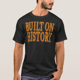 Auf der Geschichte aufgebaut T-Shirt